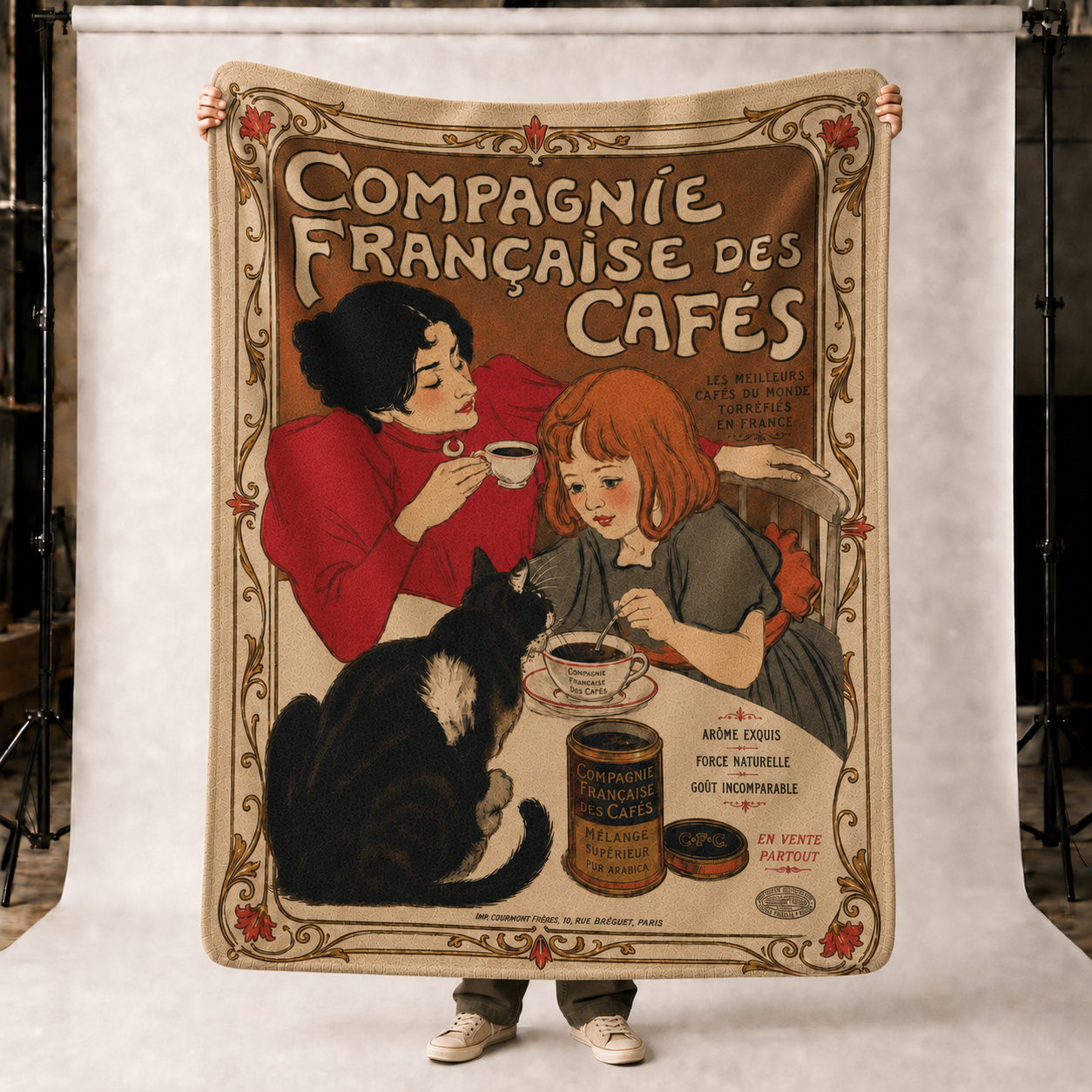 Compagnie Francaise Coffee - Mother, Child and Cat - Fleece Throw